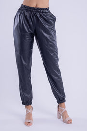 Pantalón tipo joggger de vinipiel