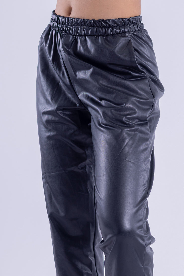 Pantalón tipo joggger de vinipiel