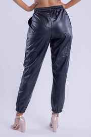 Pantalón tipo joggger de vinipiel