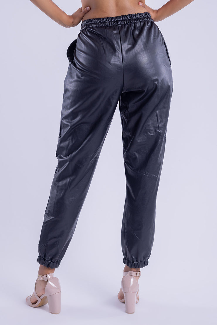 Pantalón tipo joggger de vinipiel
