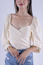 Top satinado beige cruzado