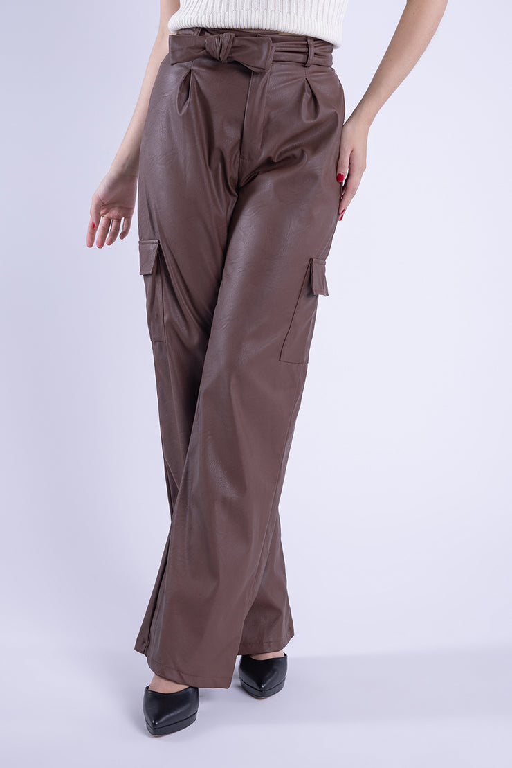 Pantalón cafe de vinipiel cargo