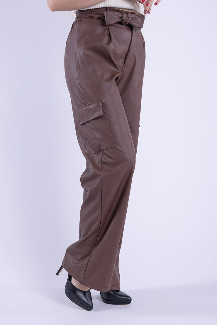 Pantalón cafe de vinipiel cargo