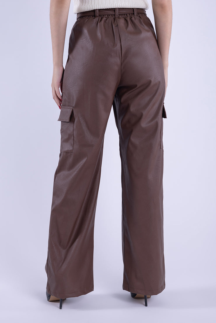Pantalón cafe de vinipiel cargo