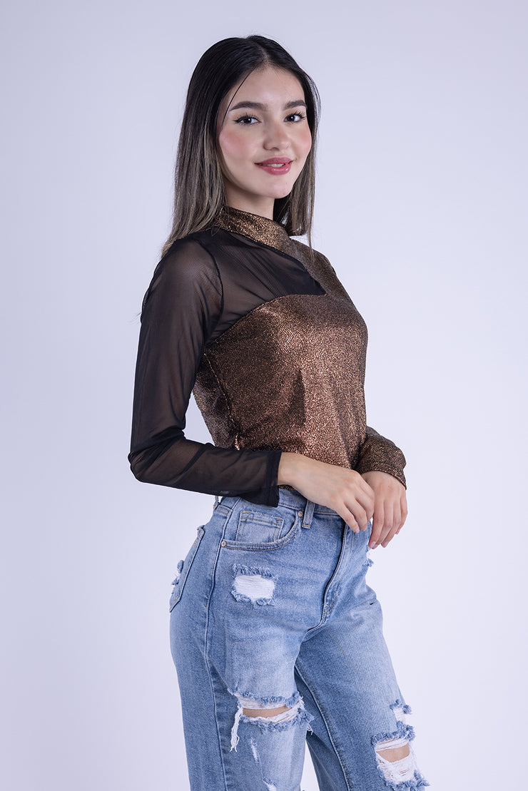 Crop top cafe metalizado con manga desigual