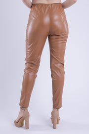 Pantalon tipo vinipiel seccionado