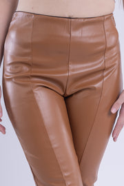 Pantalon tipo vinipiel seccionado