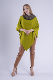 Capa tipo jorongo con peluche en cuello