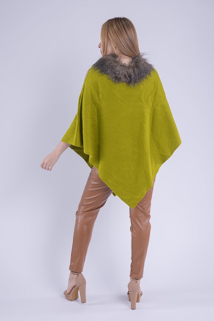 Capa tipo jorongo con peluche en cuello
