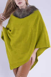 Capa tipo jorongo con peluche en cuello