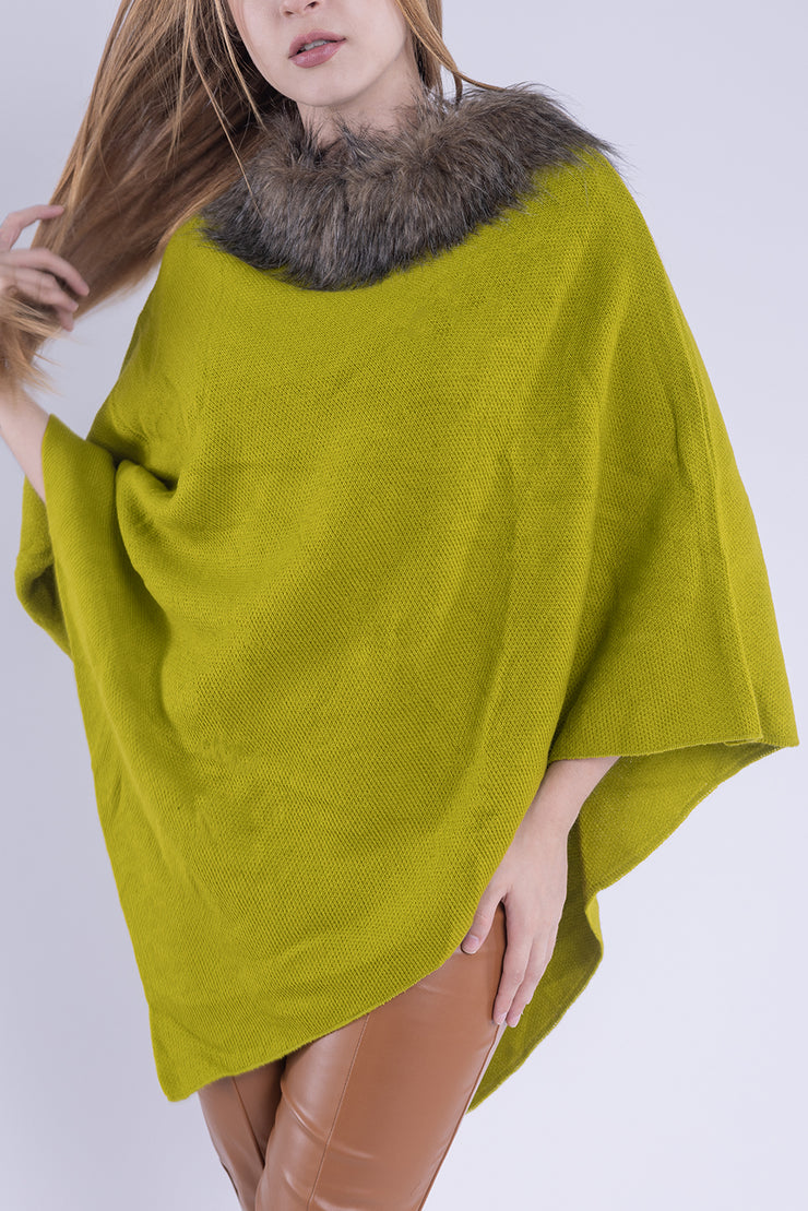 Capa tipo jorongo con peluche en cuello