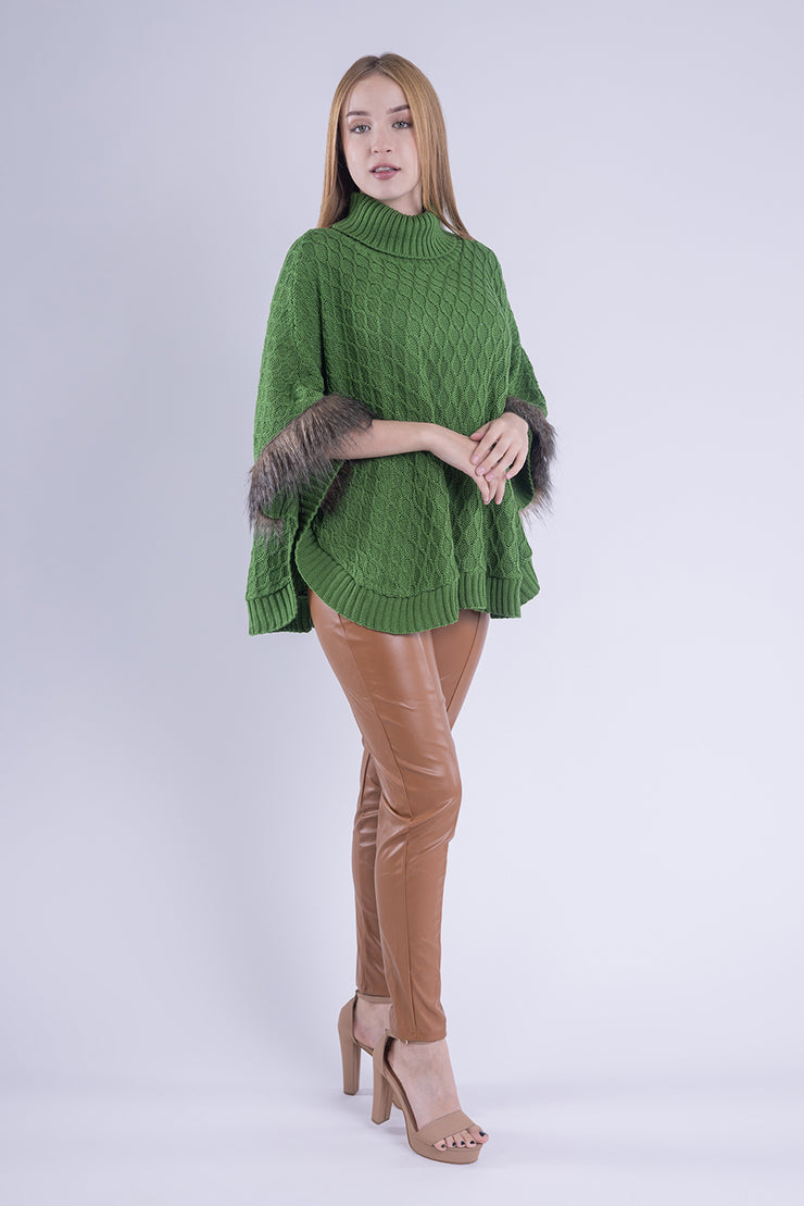 Capa con cuello de tortuga y peluche