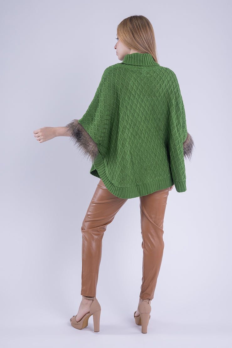 Capa con cuello de tortuga y peluche
