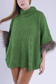 Capa con cuello de tortuga y peluche