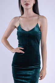 Vestido verde de  terciopelo con tirante de cadena