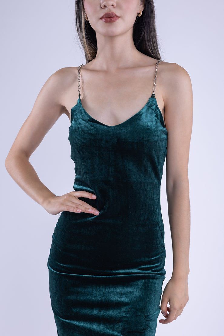 Vestido verde de  terciopelo con tirante de cadena