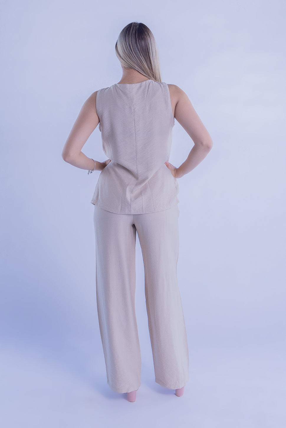 Conjunto beige de lino de dos piezas