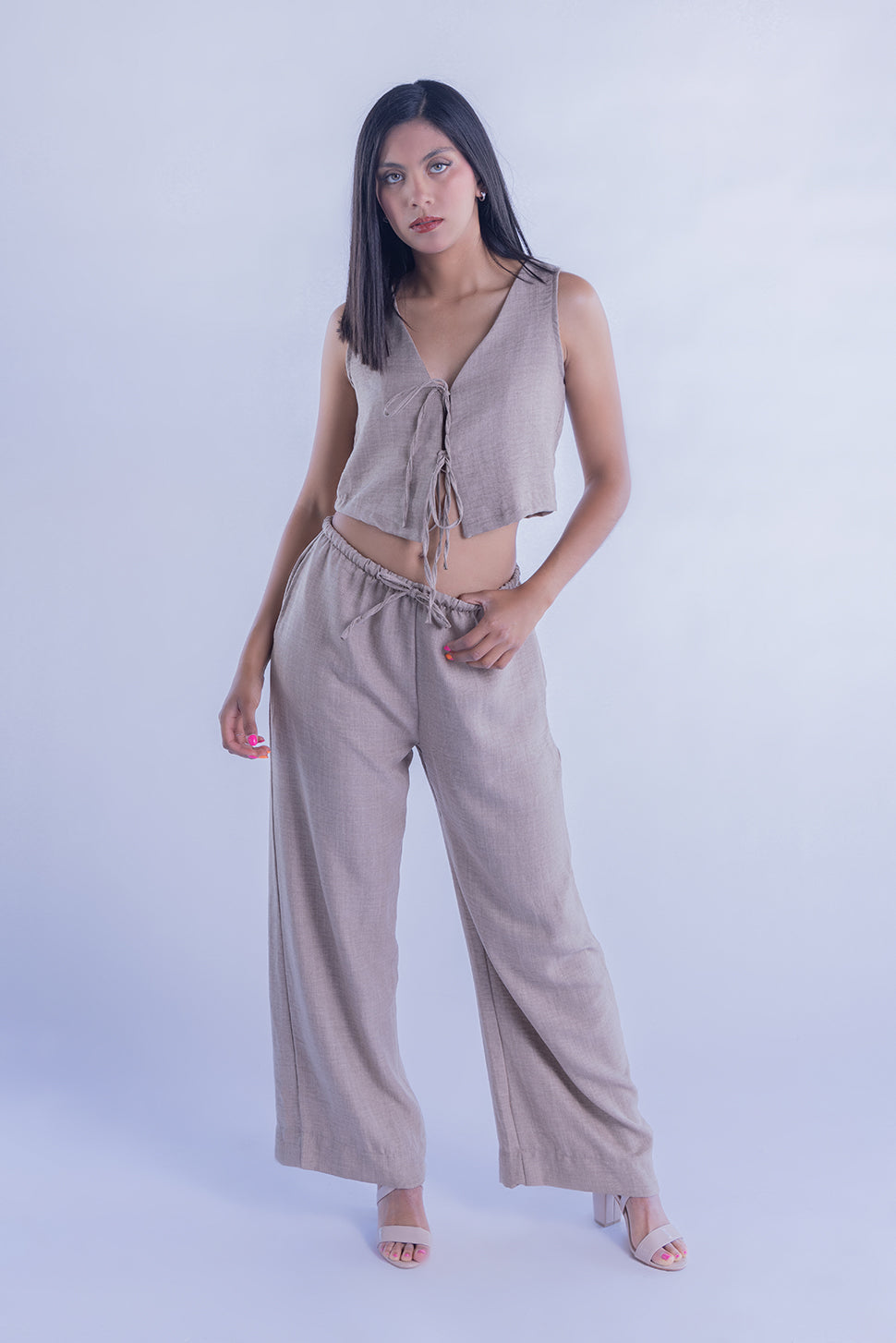Conjunto cafe de dos piezas de blusa con pantalon