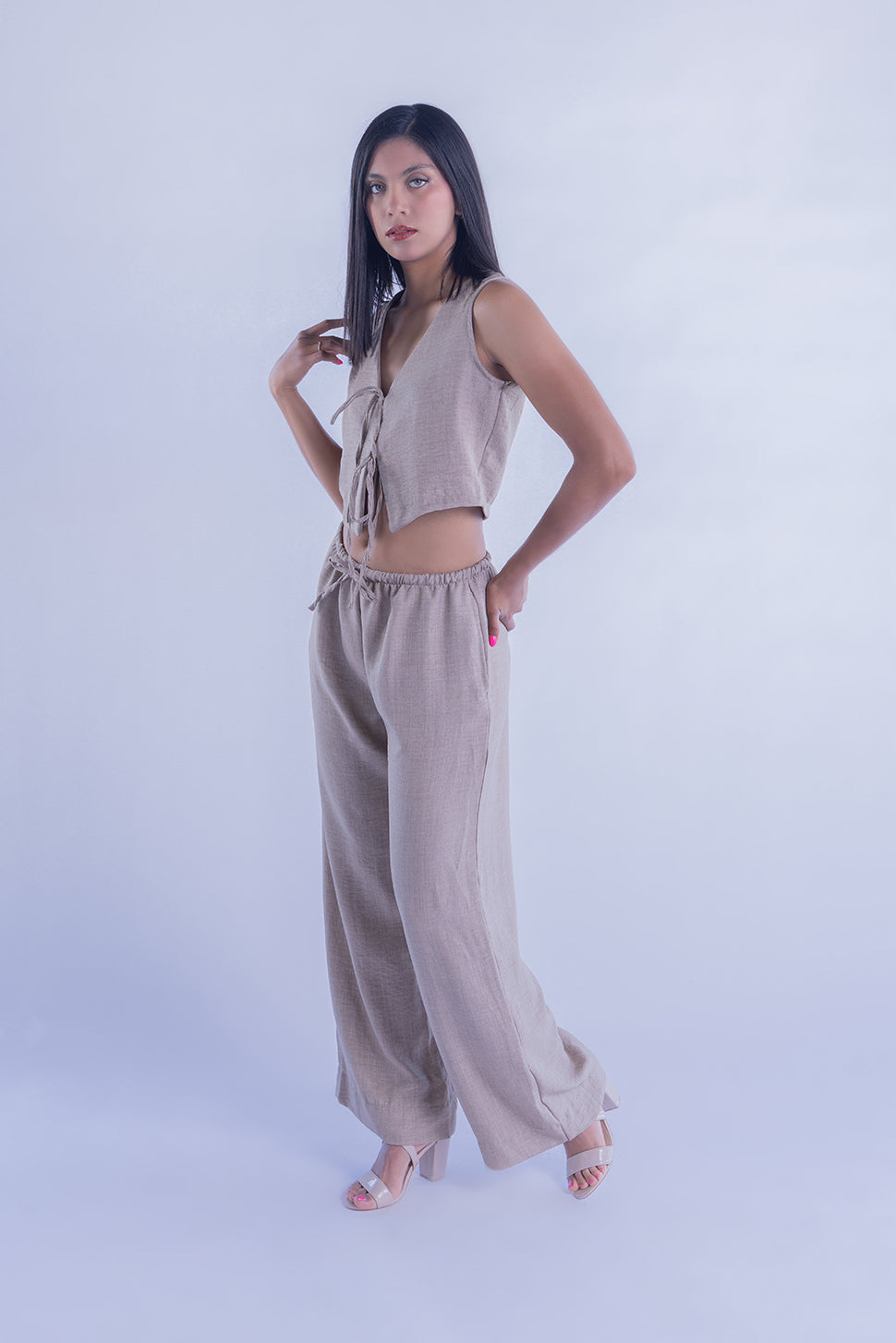 Conjunto cafe de dos piezas de blusa con pantalon