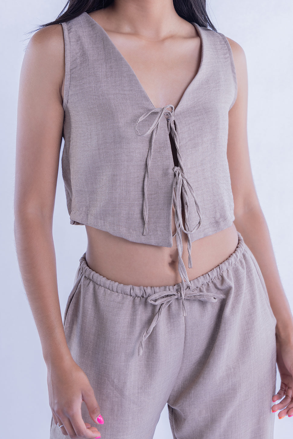 Conjunto cafe de dos piezas de blusa con pantalon
