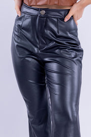 Pantalón de vinil con abierta en tobillo