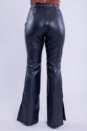Pantalón de vinil con abierta en tobillo