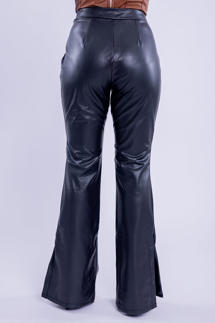 Pantalón de vinil con abierta en tobillo