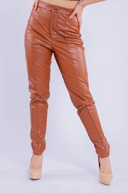 Pantalón de vinipiel seccionado