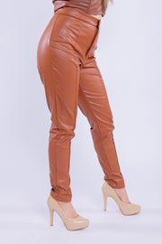 Pantalón de vinipiel seccionado