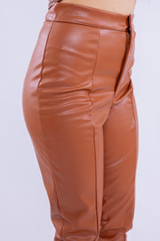 Pantalón de vinipiel seccionado