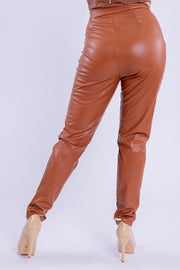 Pantalón de vinipiel seccionado