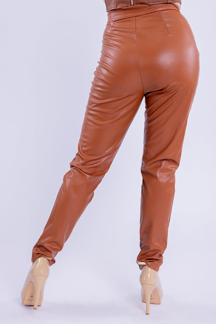 Pantalón de vinipiel seccionado