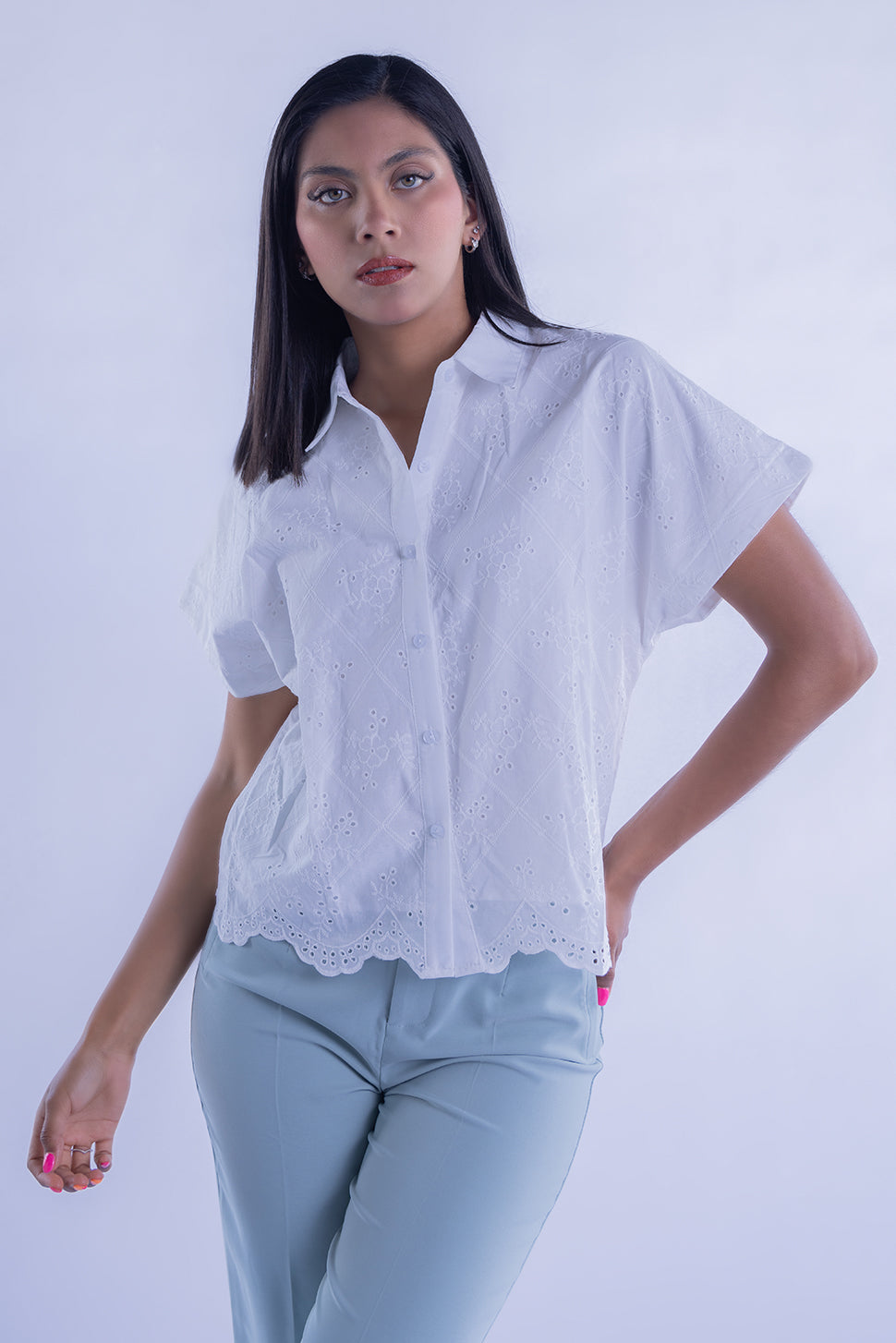 Crop top blanco abotonado con detalles bordados