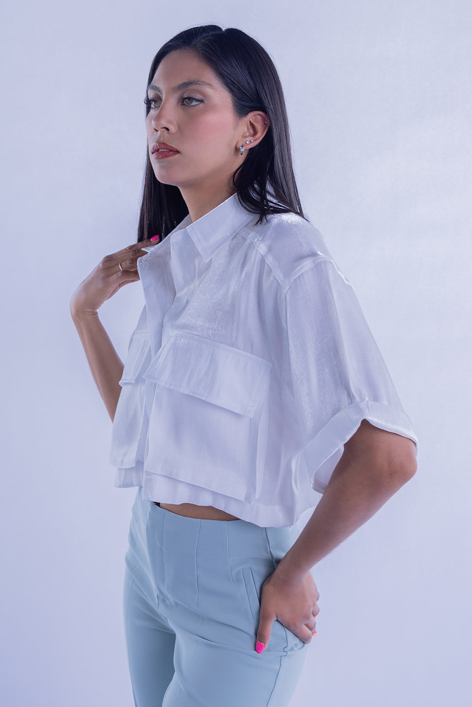 Crop top satinado con bolsas al frente