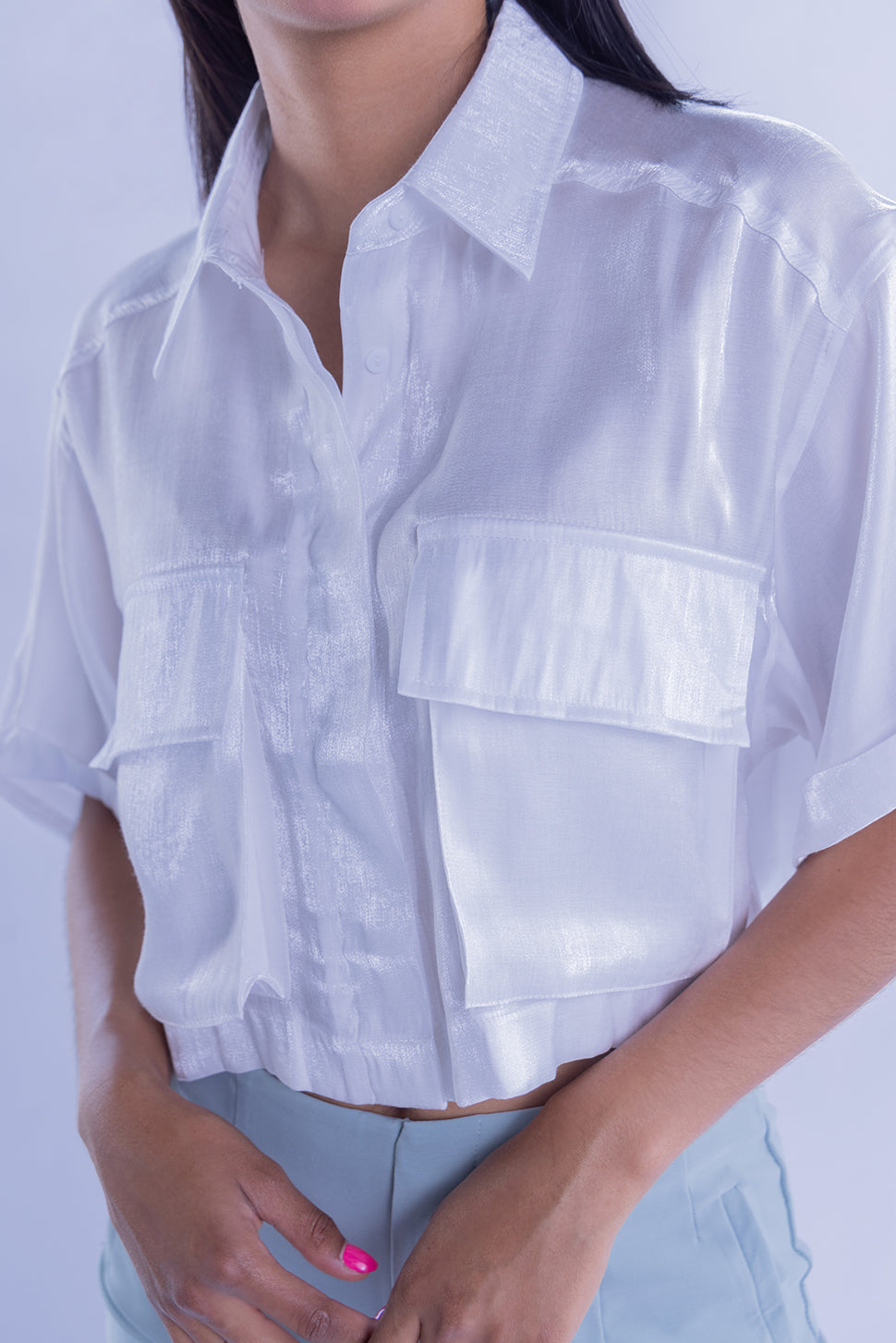 Crop top satinado con bolsas al frente