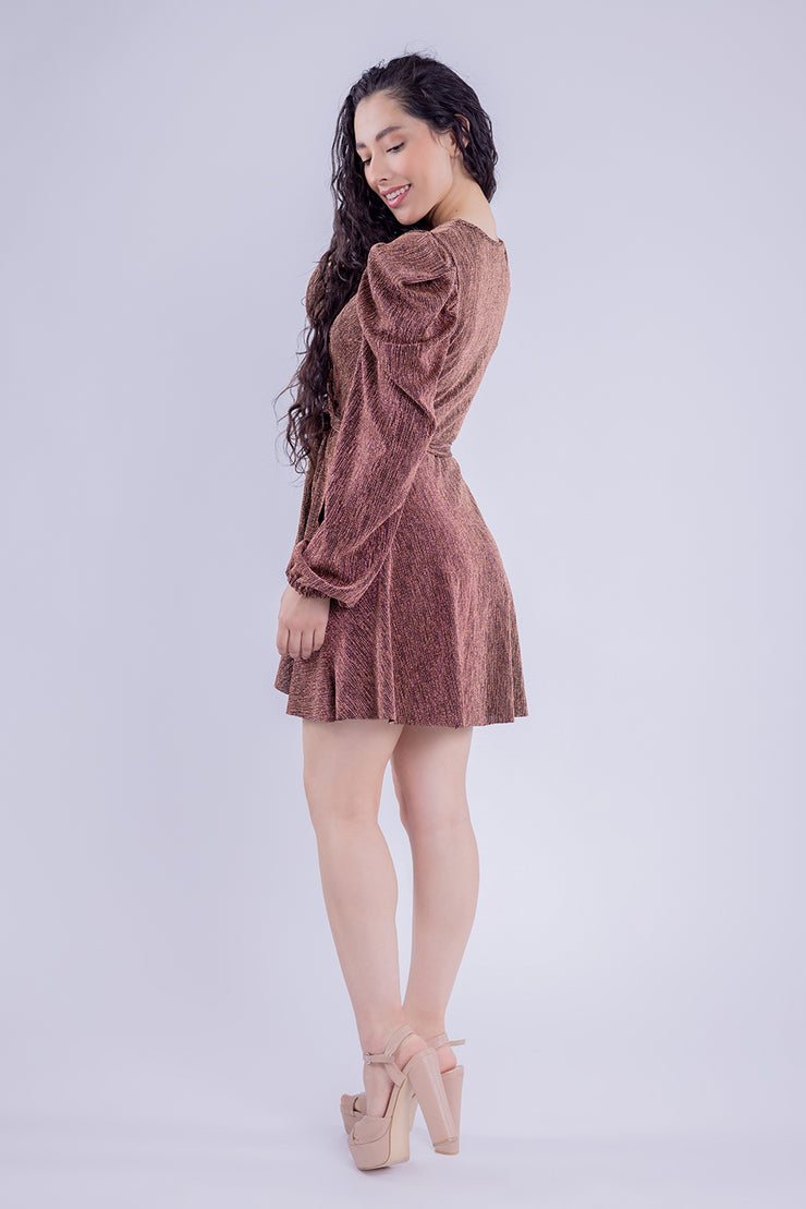 Vestido brilloso con manga floffy