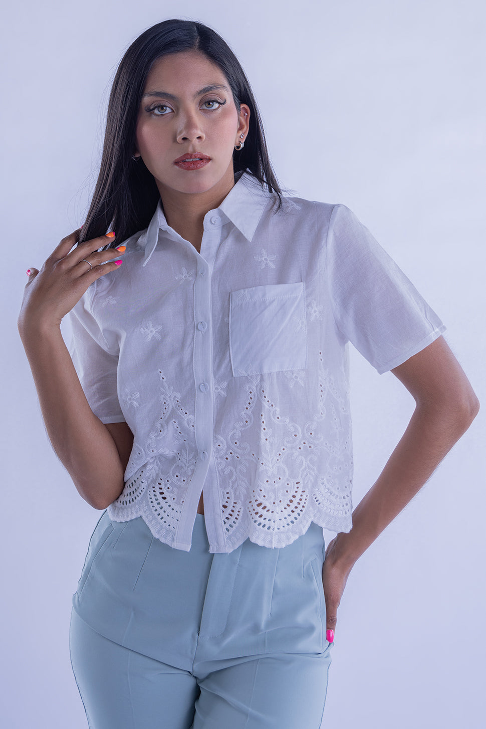 Blusa con detalles perforados decorativos