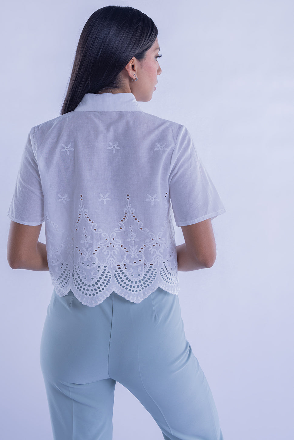 Blusa con detalles perforados decorativos