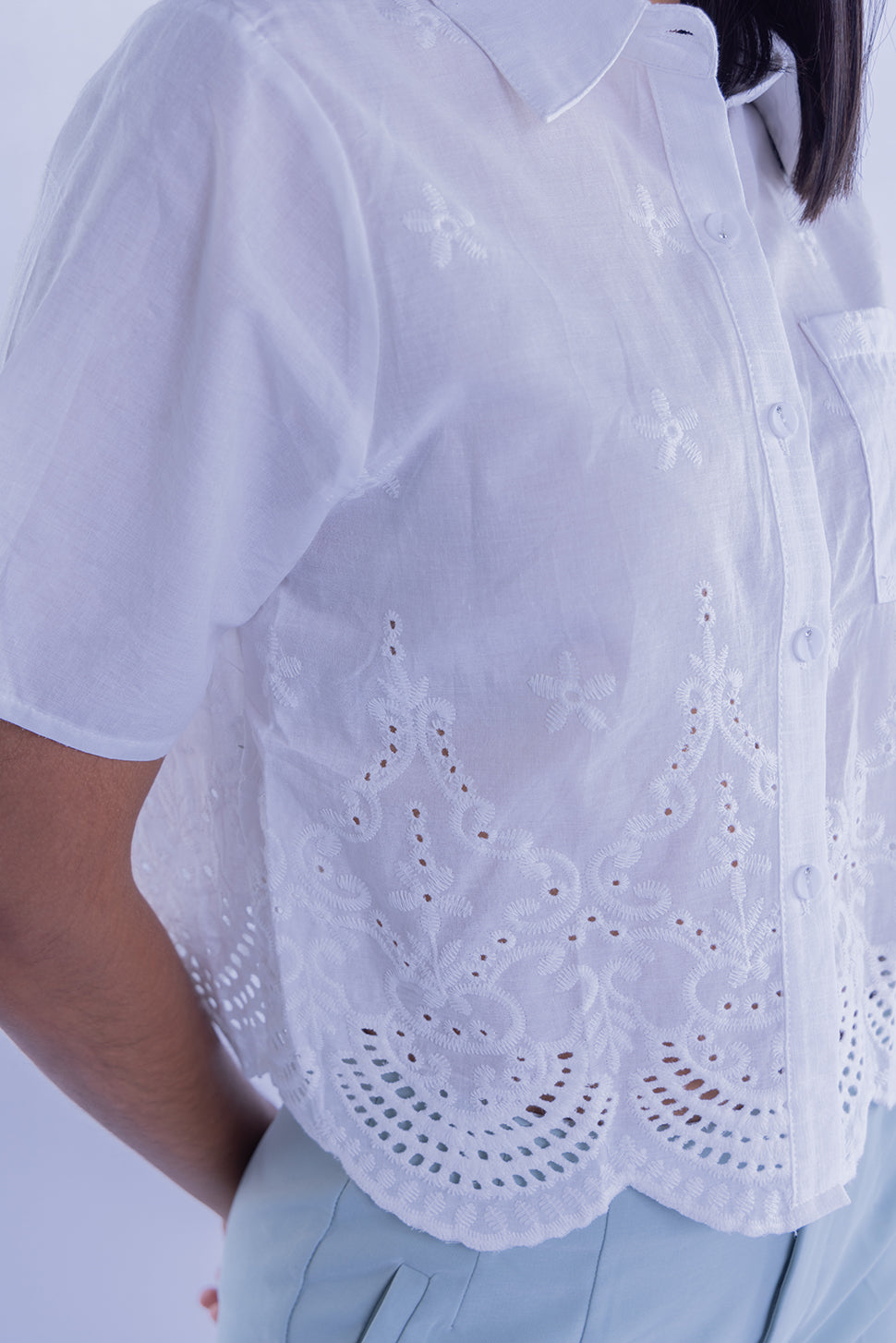 Blusa con detalles perforados decorativos