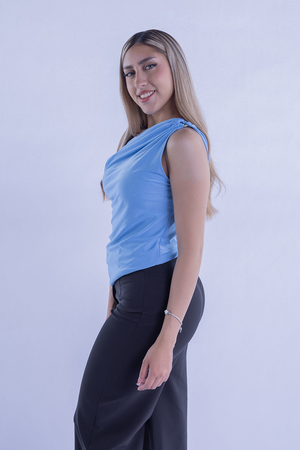 Blusa azul de tirantes con detalle en hombro