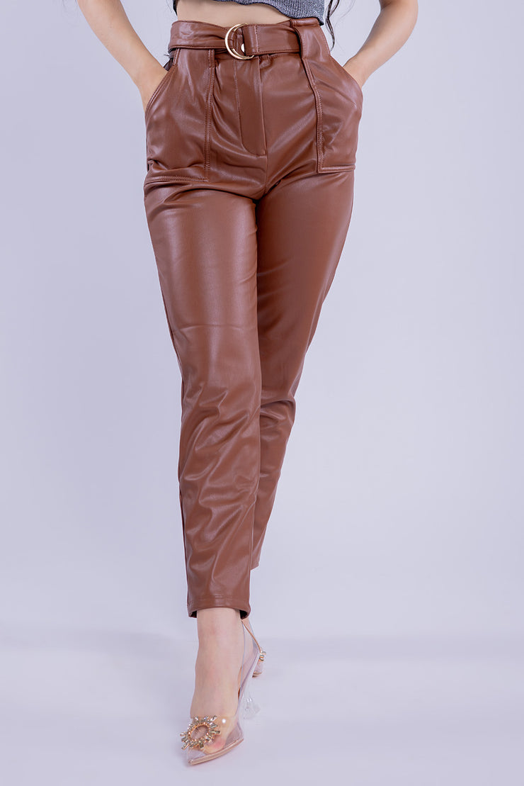 Pantalón de vinil tipo recto con cinturon ajustable