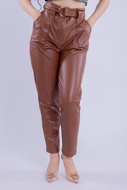 Pantalón de vinil tipo recto con cinturon ajustable