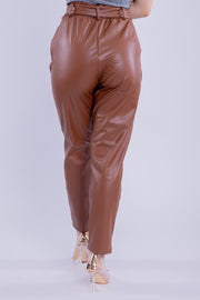 Pantalón de vinil tipo recto con cinturon ajustable