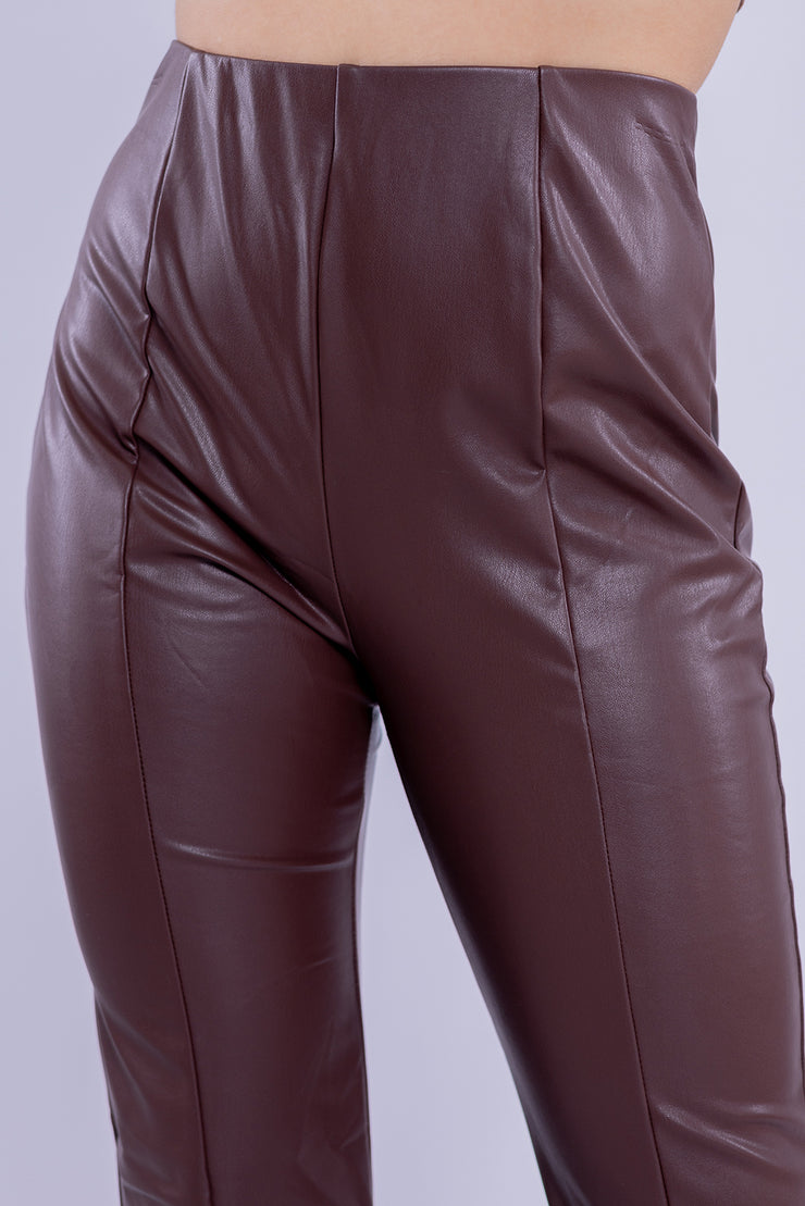 Pantalón seccionado de vinipiel acampanado