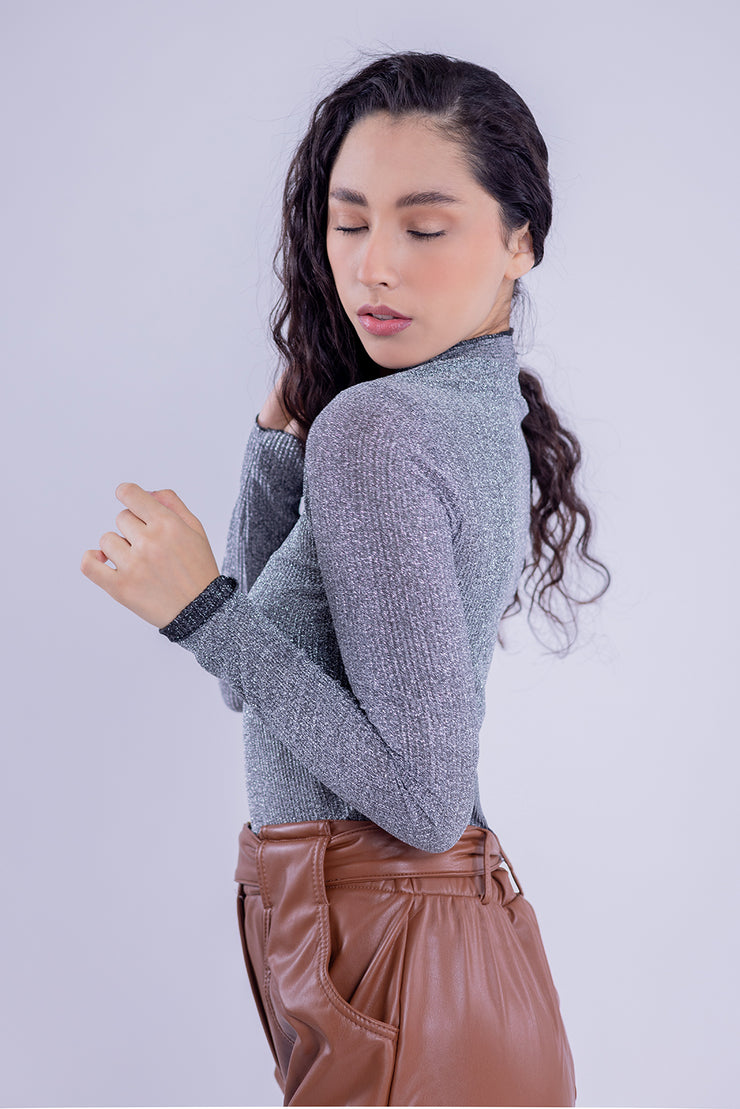 Blusa con destellos brillosos de manga larga