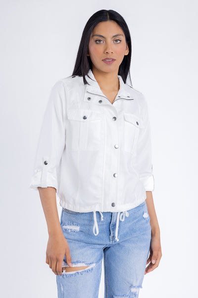 Blusa blanca estilo sobre-camisa con botones