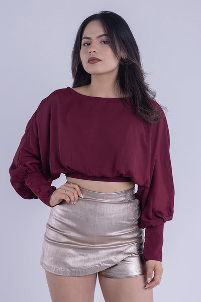 Crop top con manga amplia
