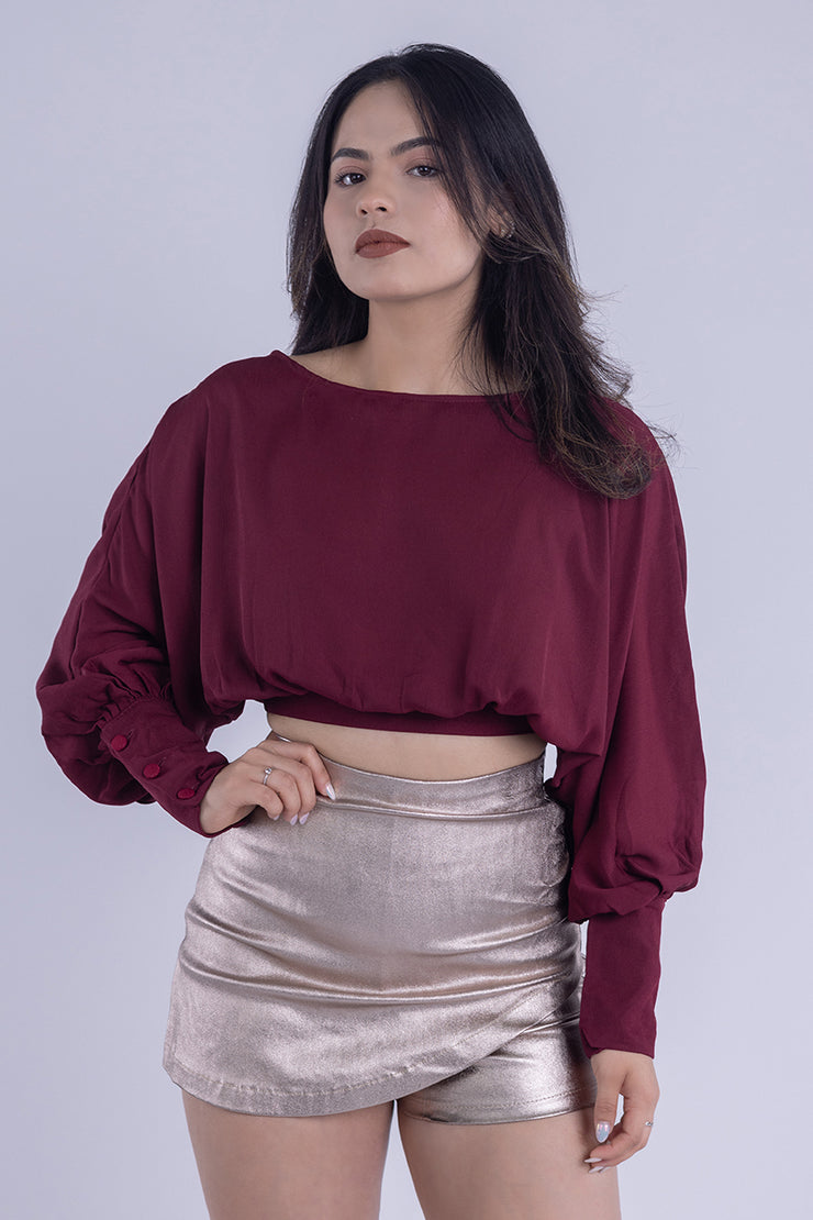Crop top con manga amplia