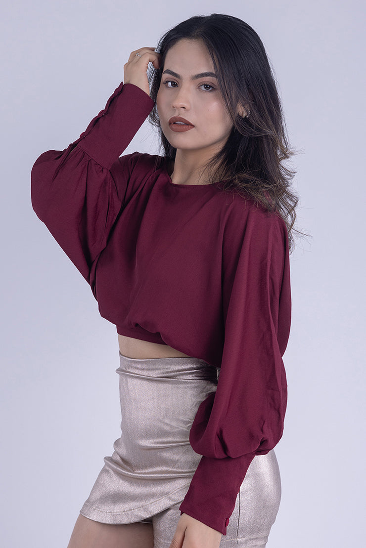 Crop top con manga amplia