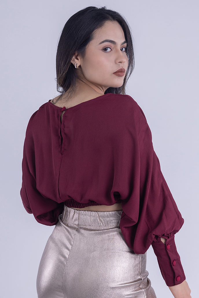 Crop top con manga amplia